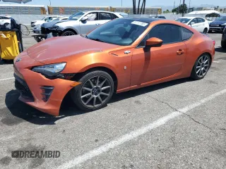 2017 Toyota 86 z VIN JF1ZNAA10H9710860, wystawiony jako Copart lot #57717785 z przebiegiem 81 463 mil mil oraz Szkoda całkowita • Salvage title. Historia ofert i sprzedaży dostępna na DreamBid. Obrazek 1.