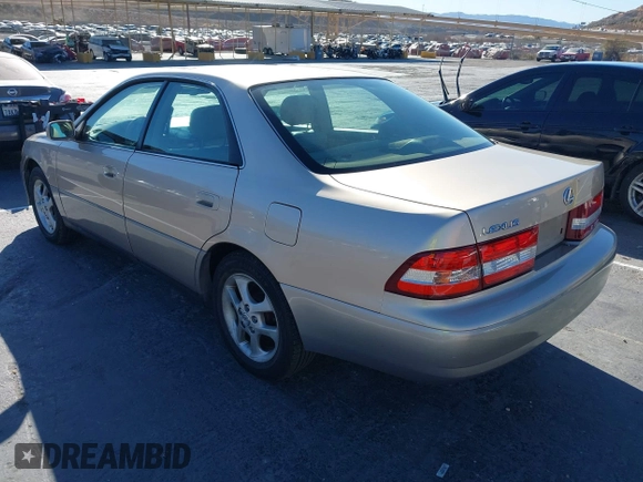 2001 Lexus ES 300 with VIN JT8BF28G215105081, listed as a IAAI auction lot 41318456 with 207,259 mi miles. Bid and sale history available at carsss.com. Image 3.