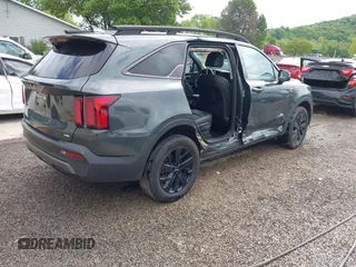 2023 Kia Sorento X-Line S z VIN 5XYRLDLC9PG230491, wystawiony jako IAAI lot #42243490 z przebiegiem 41 792 mil mil oraz . Historia ofert i sprzedaży dostępna na DreamBid. Obrazek 4.