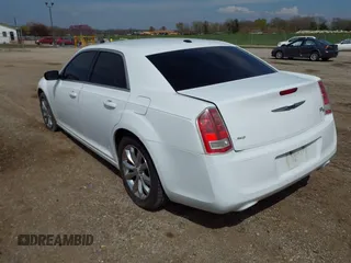 2013 Chrysler 300 S Glacier z VIN 2C3CCAGG1DH739509, wystawiony jako IAAI lot #42016876 z przebiegiem 227 015 mil mil oraz . Historia ofert i sprzedaży dostępna na DreamBid. Obrazek 3.