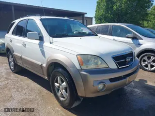 2006 Kia Sorento LX with VIN KNDJC733365574162, listed as a IAAI auction lot 42023261 with 255,338 mi miles. Bid and sale history available at carsss.com. Image 1.