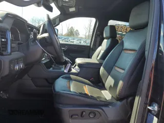2024 GMC Sierra 3500HD AT4 z VIN 1GT49VEY3RF129184, wystawiony jako Copart lot #44953764 z przebiegiem 56 519 mil mil oraz Szkody całkowita. Historia ofert i sprzedaży dostępna na DreamBid. Obrazek 7.