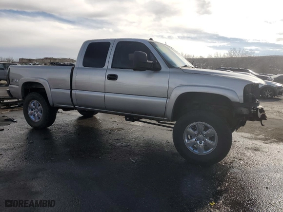 2004 GMC Sierra 1500 SLT with VIN 1GTEK19TX4E376829, listed as a Copart auction lot 45041115 with 246,952 mi miles and Salvage Title. Bid and sale history available at carsss.com. Image 4.