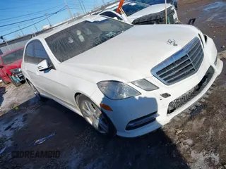 2013 Mercedes-Benz E 350 Luxury z VIN WDDHF5KB2DA740006, wystawiony jako IAAI lot #41391159 z przebiegiem 117 467 mil mil oraz . Historia ofert i sprzedaży dostępna na DreamBid. Obrazek 1.