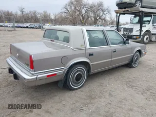 1988 Chrysler New Yorker z VIN 1C3BU6639JD209916, wystawiony jako IAAI lot #41744173 z przebiegiem 143 379 mil mil oraz . Historia ofert i sprzedaży dostępna na DreamBid. Obrazek 4.