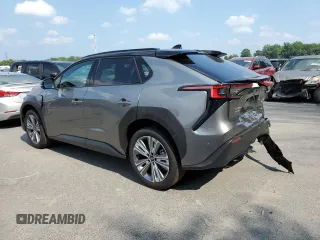 2023 Subaru Solterra Premium z VIN JTMABABA0PA015015, wystawiony jako Copart lot #61691623 z przebiegiem 2797 mil mil oraz . Historia ofert i sprzedaży dostępna na DreamBid. Obrazek 2.