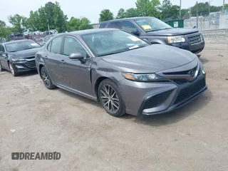 2023 Toyota Camry SE z VIN 4T1G11AK5PU737467, wystawiony jako IAAI lot #42504266 z przebiegiem 56 422 mil mil oraz . Historia ofert i sprzedaży dostępna na DreamBid. Obrazek 1.