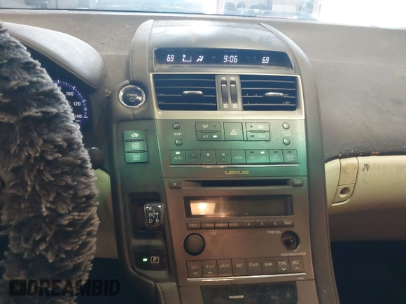 2010 Lexus HS 250h z VIN JTHBB1BAXA2005211, wystawiony jako IAAI lot #41884955 z przebiegiem 214 578 mil mil oraz . Historia ofert i sprzedaży dostępna na DreamBid. Obrazek 21.