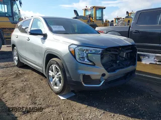 2024 GMC Terrain SLE z VIN 3GKALMEG9RL372983, wystawiony jako IAAI lot #41673695 z przebiegiem 16 105 mil mil oraz . Historia ofert i sprzedaży dostępna na DreamBid. Obrazek 1.