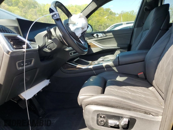 2024 BMW X7 xDrive40i z VIN 5UX23EM09R9T85217, wystawiony jako Copart lot #55027125 z przebiegiem 30 337 mil mil oraz Szkody całkowita. Historia ofert i sprzedaży dostępna na DreamBid. Obrazek 7.