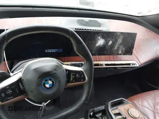 2022 BMW iX xDrive50 z VIN WB523CF01NCK27983, wystawiony jako IAAI lot #42106093 z przebiegiem 21 505 mil mil oraz . Historia ofert i sprzedaży dostępna na DreamBid. Obrazek 21.