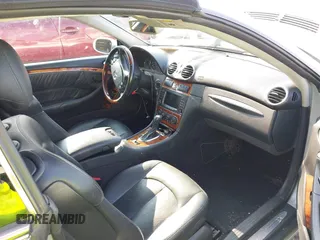 2005 Mercedes-Benz CLK 320 z VIN WDBTK65J85F150968, wystawiony jako IAAI lot #42390264 z przebiegiem 151 325 mil mil oraz . Historia ofert i sprzedaży dostępna na DreamBid. Obrazek 5.