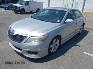 2011 Toyota Camry LE z VIN 4T1BF3EK5BU592411, wystawiony jako IAAI lot #42179753 z przebiegiem 303 788 mil mil oraz . Historia ofert i sprzedaży dostępna na DreamBid. Obrazek 2.