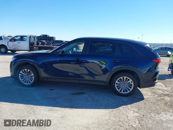 2024 Mazda CX-90 Select z VIN JM3KKAHDXR1170154, wystawiony jako IAAI lot #40852871 z przebiegiem 4 498 mil mil oraz . Historia ofert i sprzedaży dostępna na DreamBid. Obrazek 14.