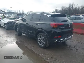 2023 Buick Encore GX Essence z VIN KL4MMGSL7PB104001, wystawiony jako IAAI lot #41102851 z przebiegiem 32 766 mil mil oraz . Historia ofert i sprzedaży dostępna na DreamBid. Obrazek 3.