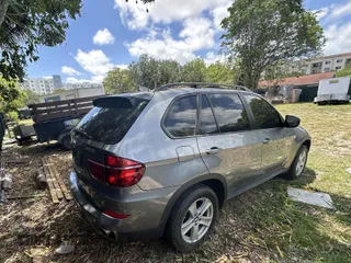 2013 BMW X5 xDrive35i z VIN 5UXZV4C56D0G52619, wystawiony jako IAAI lot #41990893 z przebiegiem 107 080 mil mil oraz . Historia ofert i sprzedaży dostępna na DreamBid. Obrazek 4.