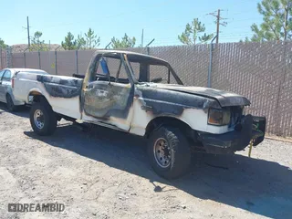 1990 Ford F-250 HD with VIN 1FTHF26G2LPA27276, listed as a IAAI auction lot 40243327 with 1 mi miles. Bid and sale history available at carsss.com. Image 1.