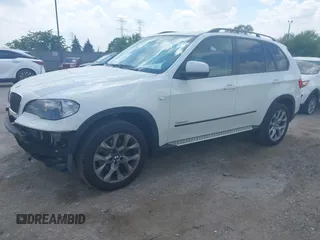 2011 BMW X5 35i z VIN 5UXZV4C55BL739890, wystawiony jako IAAI lot #42268402 z przebiegiem 82 719 mil mil oraz . Historia ofert i sprzedaży dostępna na DreamBid. Obrazek 2.