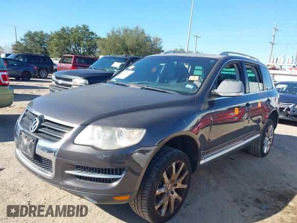 2010 Volkswagen Touareg VR6 z VIN WVGBF7A95AD002412, wystawiony jako IAAI lot #41259491 z przebiegiem 94 104 mil mil oraz . Historia ofert i sprzedaży dostępna na DreamBid. Obrazek 2.