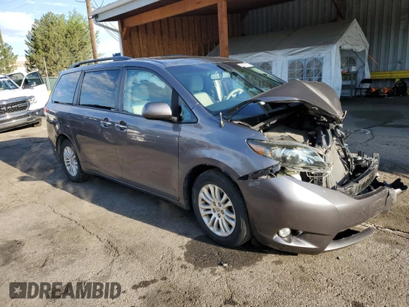 2014 Toyota Sienna XLE z VIN 5TDYK3DC6ES524504, wystawiony jako Copart lot #56509235 z przebiegiem Nie podano mil oraz Szkoda całkowita • Salvage title. Historia ofert i sprzedaży dostępna na DreamBid. Obrazek 4.
