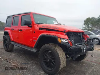 2021 Jeep Wrangler Unlimited Sahara Altitude z VIN 1C4HJXEN8MW679385, wystawiony jako IAAI lot #41542602 z przebiegiem 50 220 mil mil oraz . Historia ofert i sprzedaży dostępna na DreamBid. Obrazek 1.