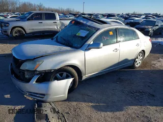2005 Toyota Avalon XL z VIN 4T1BK36B75U058972, wystawiony jako IAAI lot #41401301 z przebiegiem 155 490 mil mil oraz . Historia ofert i sprzedaży dostępna na DreamBid. Obrazek 16.