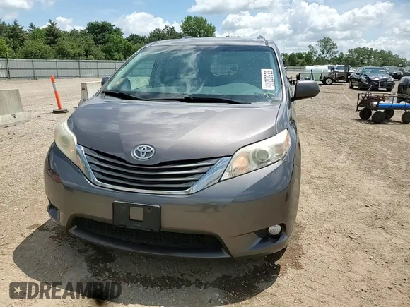 2013 Toyota Sienna XLE AAS z VIN 5TDYK3DC7DS405214, wystawiony jako Copart lot #62500205 z przebiegiem 182 468 mil mil oraz Szkoda całkowita • Salvage title. Historia ofert i sprzedaży dostępna na DreamBid. Obrazek 14.