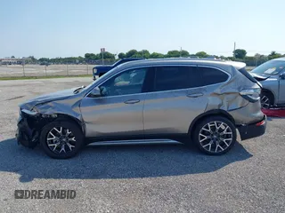 2021 BMW X1 sDrive28i z VIN WBXJG7C09M5U26043, wystawiony jako IAAI lot #36062187 z przebiegiem 14 844 mil mil oraz . Historia ofert i sprzedaży dostępna na DreamBid. Obrazek 14.