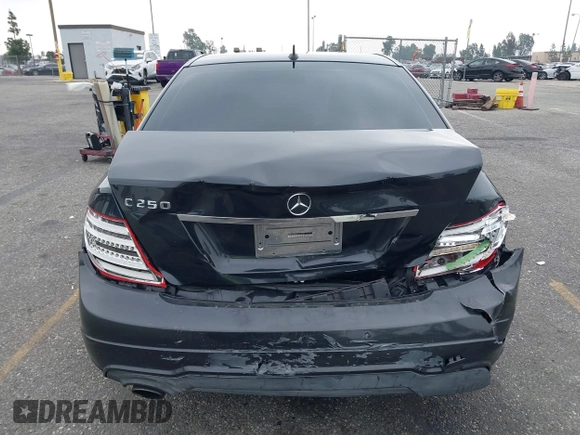 2013 Mercedes-Benz C 250 Sport z VIN WDDGF4HB6DA777055, wystawiony jako IAAI lot #42374146 z przebiegiem 122 060 mil mil oraz . Historia ofert i sprzedaży dostępna na DreamBid. Obrazek 6.