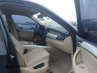 2013 BMW X5 xDrive35i z VIN 5UXZV4C53D0B23239, wystawiony jako IAAI lot #42200152 z przebiegiem 173 463 mil mil oraz . Historia ofert i sprzedaży dostępna na DreamBid. Obrazek 5.