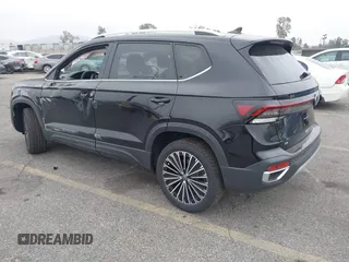2025 Volkswagen Taos z VIN 3VVSC7B22SM011056, wystawiony jako IAAI lot #41889662 z przebiegiem 75 mil mil oraz . Historia ofert i sprzedaży dostępna na DreamBid. Obrazek 3.
