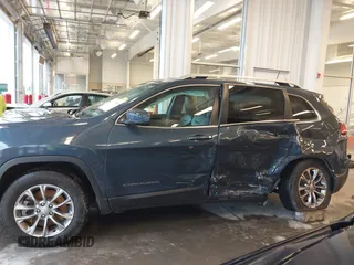 2019 Jeep Cherokee Latitude Plus with VIN 1C4PJMLX0KD361879, listed as a IAAI auction lot 40435950 with 148,830 mi miles. Bid and sale history available at carsss.com. Image 14.