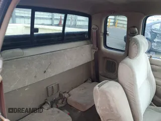 2001 Toyota Tacoma z VIN 5TEVL52N31Z723068, wystawiony jako Copart lot #58333945 z przebiegiem 302 695 mil mil oraz Czysty tytuł • Clean title. Historia ofert i sprzedaży dostępna na DreamBid. Obrazek 10.