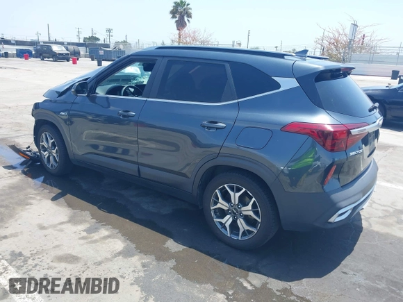 2022 Kia Seltos EX z VIN KNDERCAA2N7246714, wystawiony jako IAAI lot #42282653 z przebiegiem 51 650 mil mil oraz . Historia ofert i sprzedaży dostępna na DreamBid. Obrazek 3.
