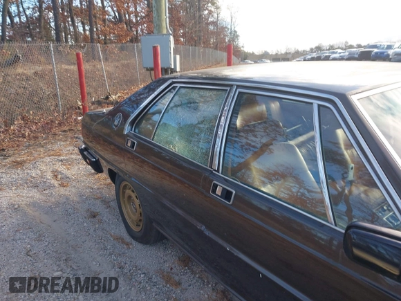 1982 Maserati Quattroporte z VIN ZAMBC1102CA301920, wystawiony jako IAAI lot #41297603 z przebiegiem 62 287 mil mil oraz . Historia ofert i sprzedaży dostępna na DreamBid. Obrazek 6.