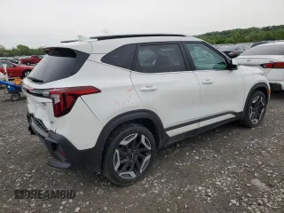 2024 Kia Seltos SX z VIN KNDETCA76R7508066, wystawiony jako Copart lot #54522955 z przebiegiem 37 301 mil mil oraz Szkody całkowita. Historia ofert i sprzedaży dostępna na DreamBid. Obrazek 3.