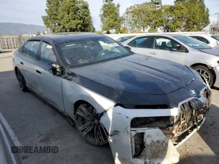 2023 BMW i7 xDrive60 z VIN WBY53EJ05PCN85609, wystawiony jako Copart lot #37740884 z przebiegiem Nie podano mil oraz . Historia ofert i sprzedaży dostępna na DreamBid. Obrazek 4.