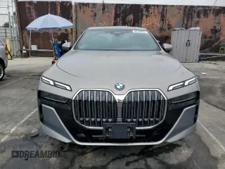 2024 BMW 7 Series 740i z VIN WBA23EH04RCR70301, wystawiony jako Copart lot #75897284 z przebiegiem 9 121 mil mil oraz Czysty tytuł • Clean title. Historia ofert i sprzedaży dostępna na DreamBid. Obrazek 5.