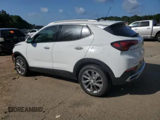 2022 Buick Encore GX Essence z VIN KL4MMFSL0NB109385, wystawiony jako Copart lot #62106325 z przebiegiem 34 727 mil mil oraz Szkoda całkowita • Salvage title. Historia ofert i sprzedaży dostępna na DreamBid. Obrazek 2.