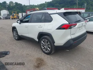 2022 Toyota RAV4 XLE Premium z VIN 2T3A1RFV4NW287421, wystawiony jako IAAI lot #42602371 z przebiegiem 59 294 mil mil oraz . Historia ofert i sprzedaży dostępna na DreamBid. Obrazek 3.