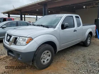 2014 Nissan Frontier S z VIN 1N6BD0CT8EN745945, wystawiony jako Copart lot #53451935 z przebiegiem 98 596 mil mil oraz Szkody całkowita. Historia ofert i sprzedaży dostępna na DreamBid. Obrazek 1.