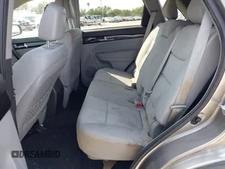 2012 Kia Sorento LX z VIN 5XYKT3A69CG214682, wystawiony jako IAAI lot #42243166 z przebiegiem 125 323 mil mil oraz . Historia ofert i sprzedaży dostępna na DreamBid. Obrazek 8.