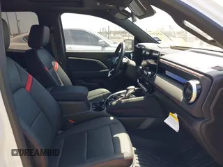 2023 Chevrolet Colorado 4WD Z71 z VIN 1GCPTDEK5P1159947, wystawiony jako IAAI lot #41972717 z przebiegiem 34 222 mil mil oraz . Historia ofert i sprzedaży dostępna na DreamBid. Obrazek 5.
