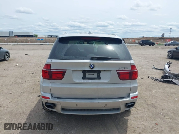 2013 BMW X5 xDrive35i z VIN 5UXZV4C59D0E03876, wystawiony jako IAAI lot #42214184 z przebiegiem 127 480 mil mil oraz . Historia ofert i sprzedaży dostępna na DreamBid. Obrazek 17.
