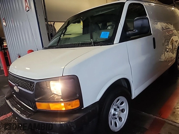 2013 Chevrolet Express Cargo z VIN 1GCSGAFX1D1169555, wystawiony jako IAAI lot #42530668 z przebiegiem 207 358 mil mil oraz . Historia ofert i sprzedaży dostępna na DreamBid. Obrazek 13.