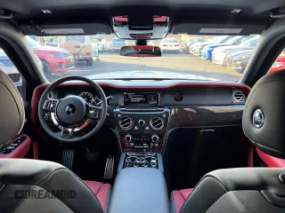 2022 Rolls-Royce Cullinan Black Badge z VIN SLATV8C02NU212XXX, wystawiony jako Copart lot #59257385 z przebiegiem 5245 mil mil oraz Tytuł czysty. Historia ofert i sprzedaży dostępna na DreamBid. Obrazek 9.