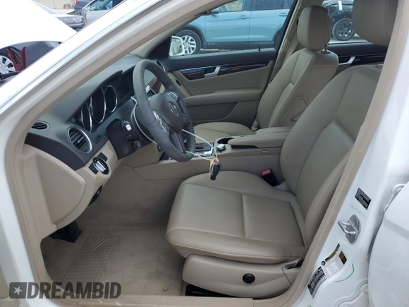 2013 Mercedes-Benz C 300 Sport с VIN WDDGF8AB8DG146385, выставлен на аукционе Copart как лот 60044345 с пробегом 86 768 миль миль и Чистый • Clean title. История ставок и продаж доступна на DreamBid. Изображение 7.