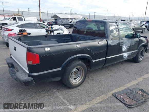 2000 Chevrolet S-10 LS with VIN 1GCCS19W2Y8170281, listed as a IAAI auction lot 41687414 with 186,332 mi miles. Bid and sale history available at carsss.com. Image 4.