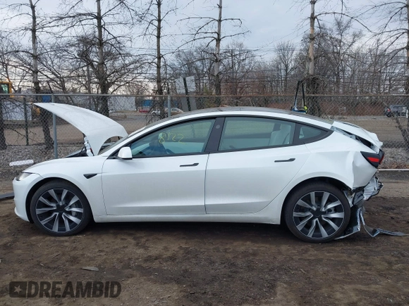 2025 Tesla Model 3 Long Range z VIN 5YJ3E1EB3SF899746, wystawiony jako IAAI lot #41678122 z przebiegiem 2 249 mil mil oraz . Historia ofert i sprzedaży dostępna na DreamBid. Obrazek 14.