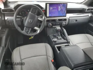 2024 Toyota Tacoma SR5 z VIN 3TYLB5JN0RT056369, wystawiony jako Copart lot #56704105 z przebiegiem 12 025 mil mil oraz Szkoda całkowita • Salvage title. Historia ofert i sprzedaży dostępna na DreamBid. Obrazek 8.